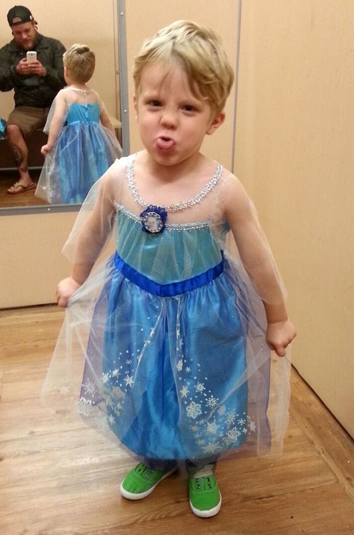 мальчик в костюме Эльзы, 3-летний мальчик захотел быть принцессой Эльзой на Хэллоуин