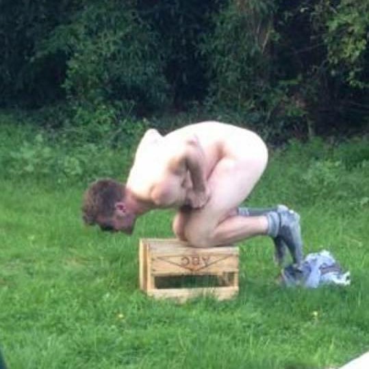 Frozen Chook, тенденция Frozen Chook, фотографироваться в виде замороженной курицы, фото в стиле замороженной курицы