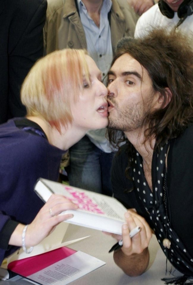 неловкие фотографии фанатов и кумиров, смешные фото фанатов с кумирами, смешные фото фанатов с знаментостями