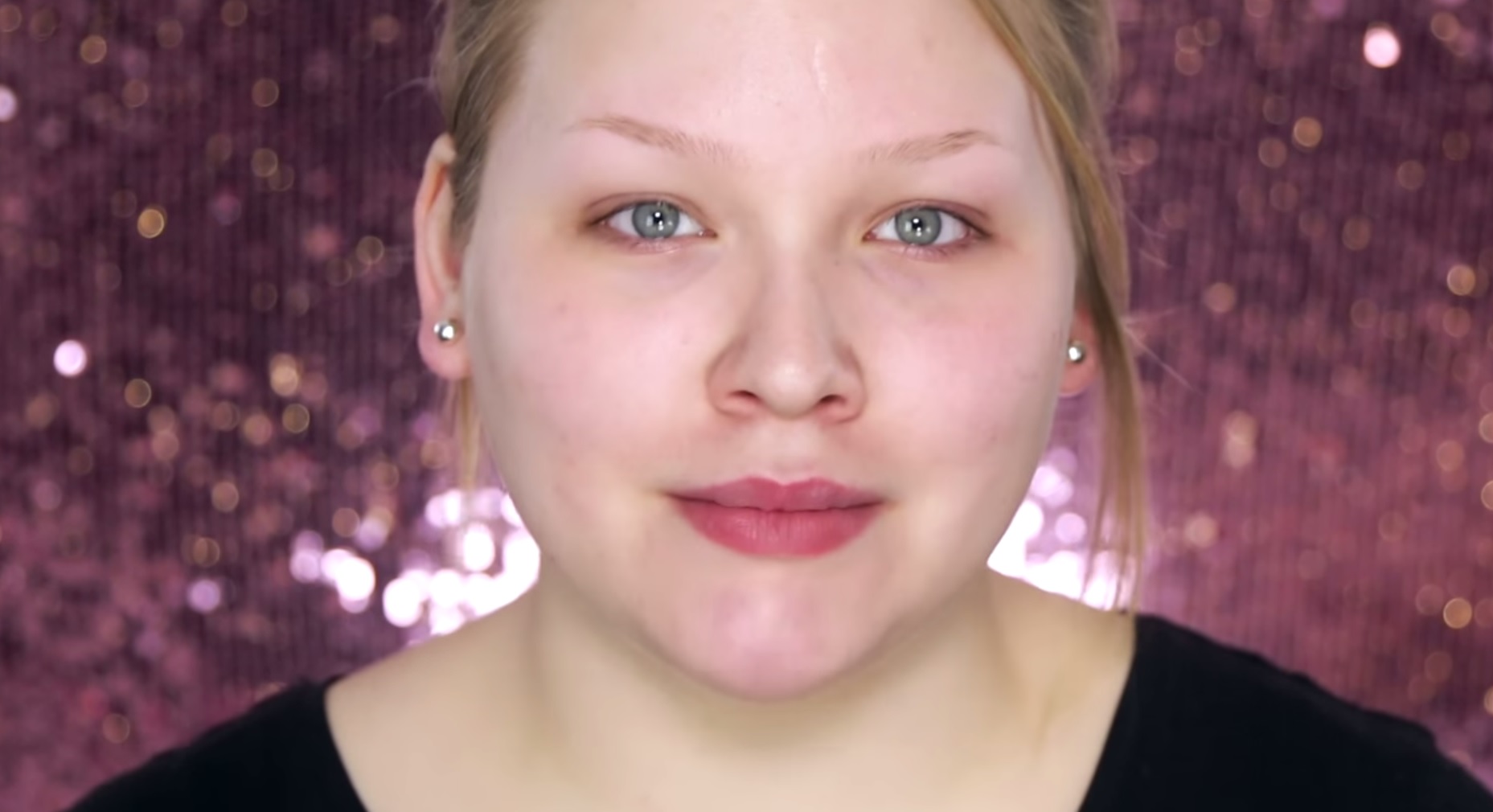 Визажист демонстрирует силу макияжа, нанося косметику лишь на одну половину лица nikkietutorials, визажист наносит макияж на одну половину лица, сила макияжа