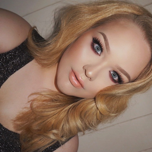 Визажист демонстрирует силу макияжа, нанося косметику лишь на одну половину лица nikkietutorials, визажист наносит макияж на одну половину лица, сила макияжа