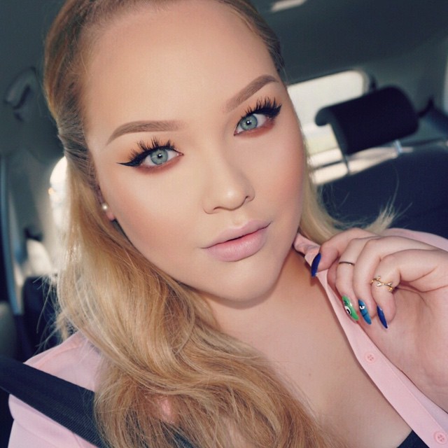 Визажист демонстрирует силу макияжа, нанося косметику лишь на одну половину лица nikkietutorials, визажист наносит макияж на одну половину лица, сила макияжа