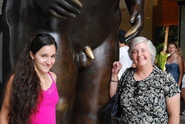 памятники испорченные туристами извращенцами, какие части статуй трут туристы, статуи туристы трут