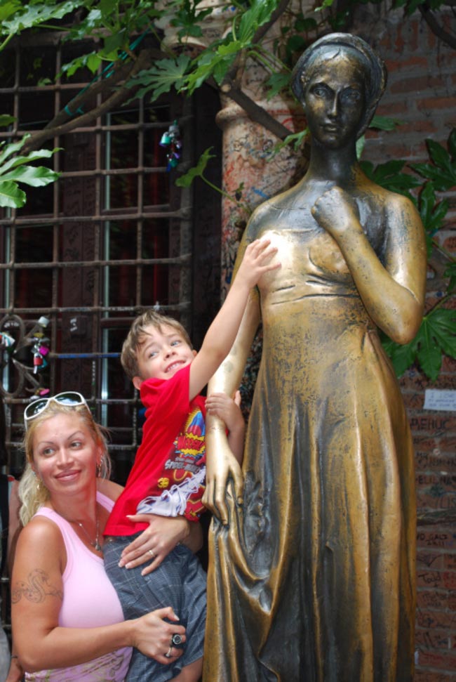 памятники испорченные туристами извращенцами, какие части статуй трут туристы, статуи туристы трут