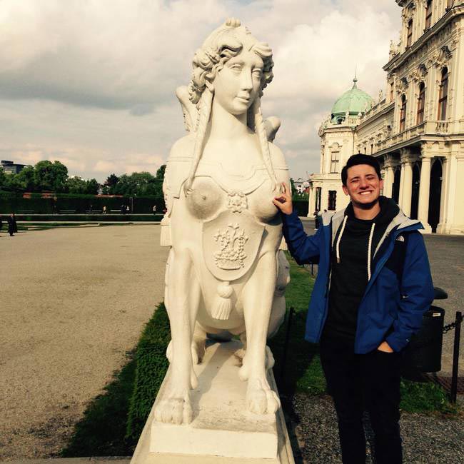 памятники испорченные туристами извращенцами, какие части статуй трут туристы, статуи туристы трут