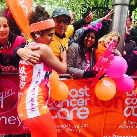 Киран Ганди, Kiran Gandhi, пробежала марафон без тампона, пробежала марафон во время месячных, пробежала марафон критические дни, пробежала марафон кровь месячн