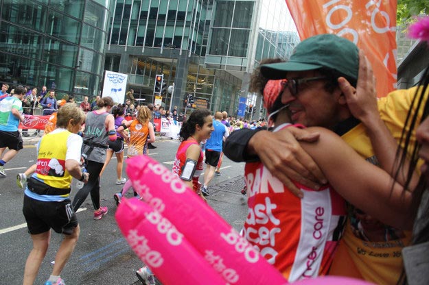 Киран Ганди, Kiran Gandhi, пробежала марафон без тампона, пробежала марафон во время месячных, пробежала марафон критические дни, пробежала марафон кровь месячн