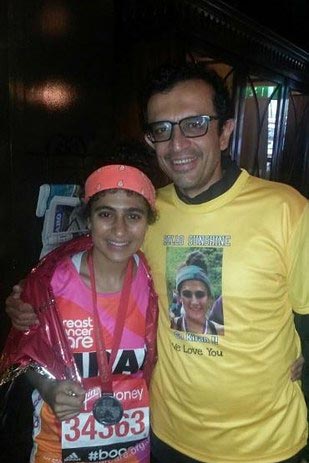 Киран Ганди, Kiran Gandhi, пробежала марафон без тампона, пробежала марафон во время месячных, пробежала марафон критические дни, пробежала марафон кровь месячн