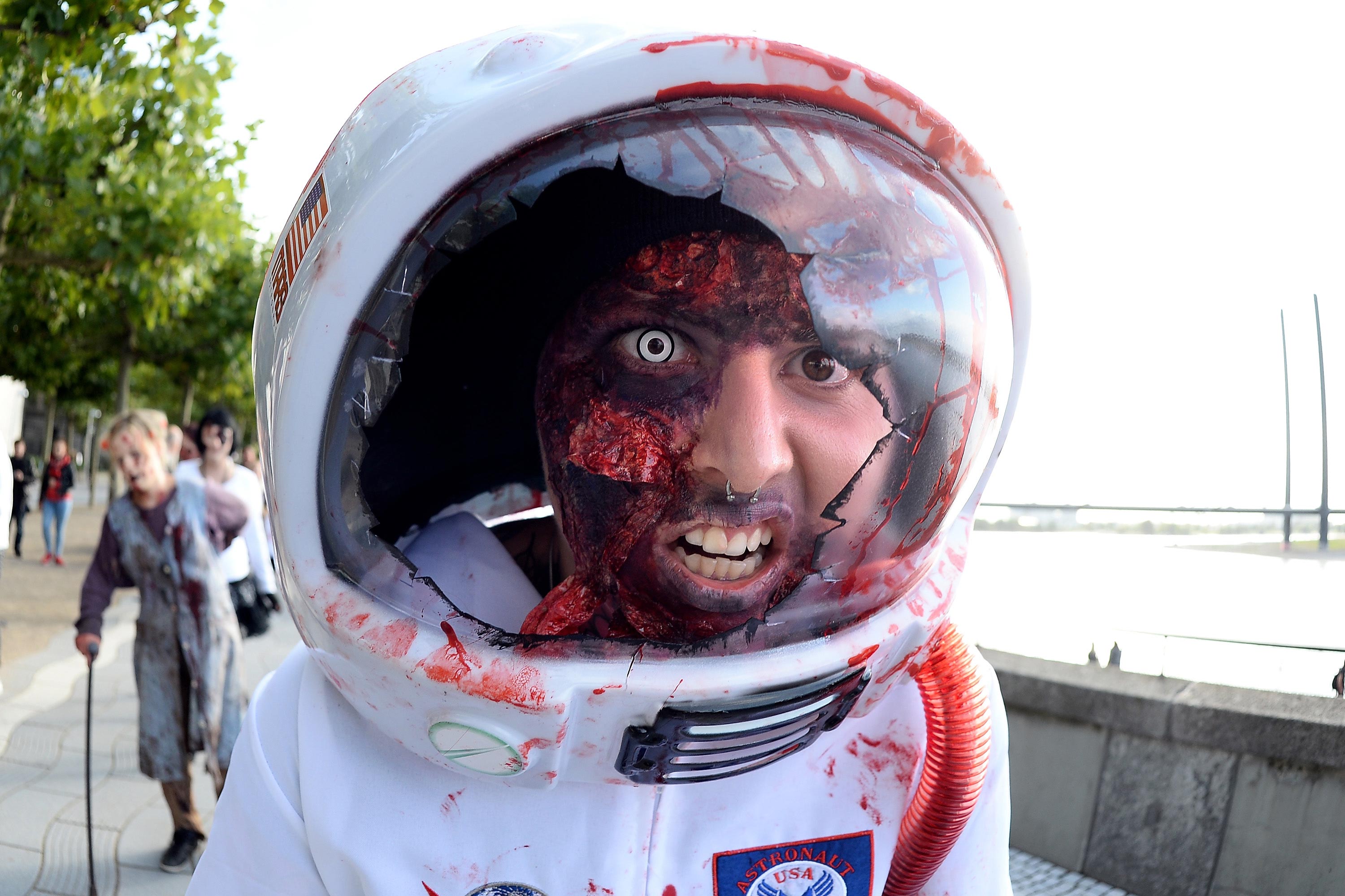 Мозгииии: по улицам Германии прошлось около сотни живых «мертвецов» в пугающих костюмах и жутком гриме зомби парад в Германии, Дюссельдорф зомби парад 2015, zombie walk 2015