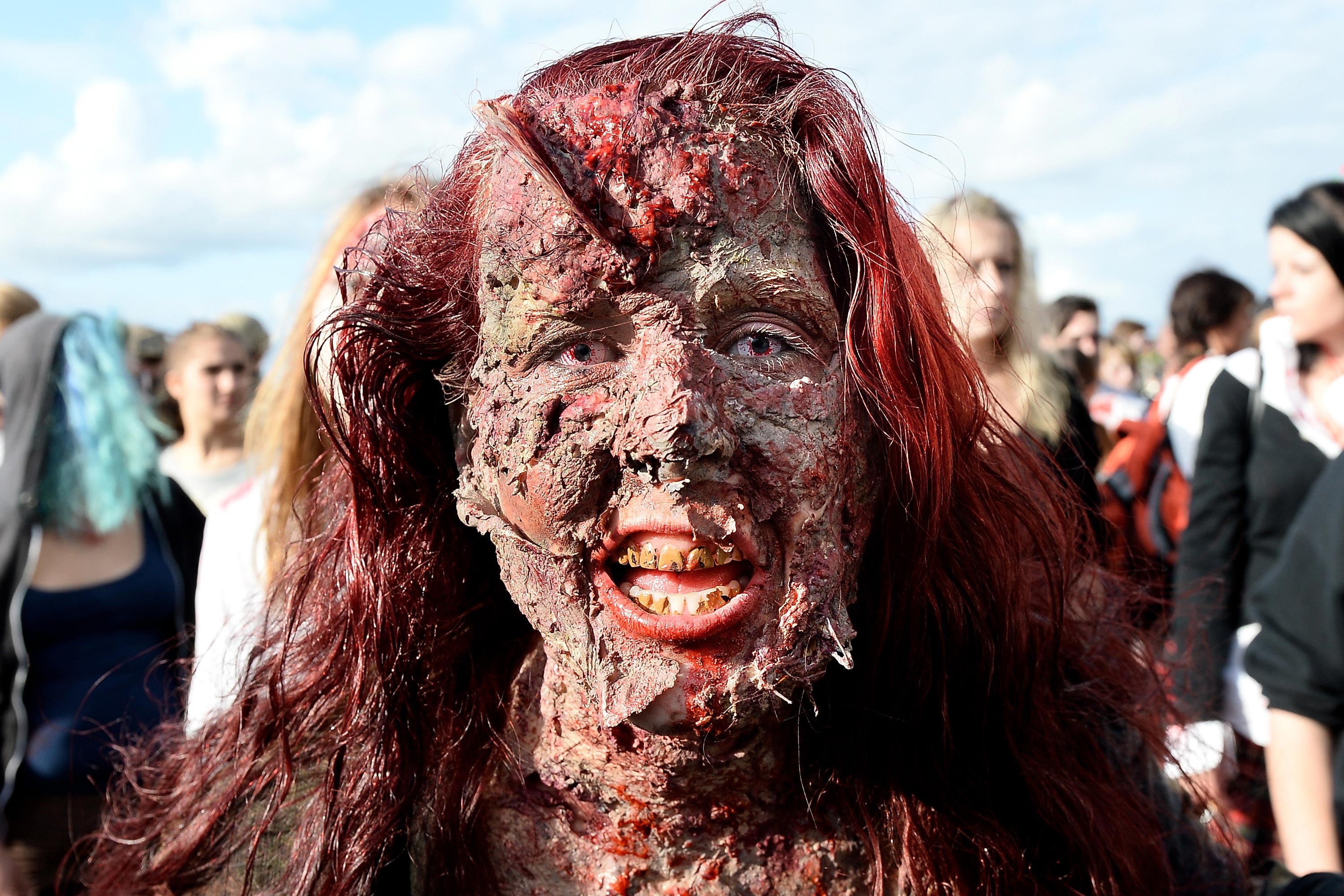 Мозгииии: по улицам Германии прошлось около сотни живых «мертвецов» в пугающих костюмах и жутком гриме зомби парад в Германии, Дюссельдорф зомби парад 2015, zombie walk 2015