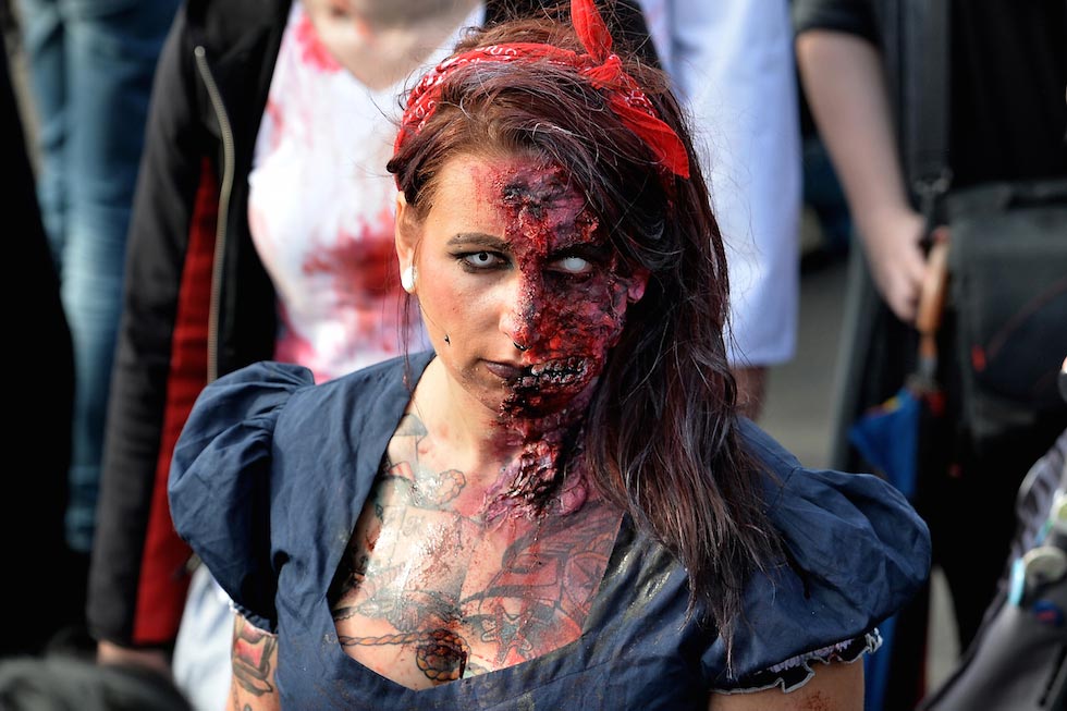 Мозгииии: по улицам Германии прошлось около сотни живых «мертвецов» в пугающих костюмах и жутком гриме зомби парад в Германии, Дюссельдорф зомби парад 2015, zombie walk 2015