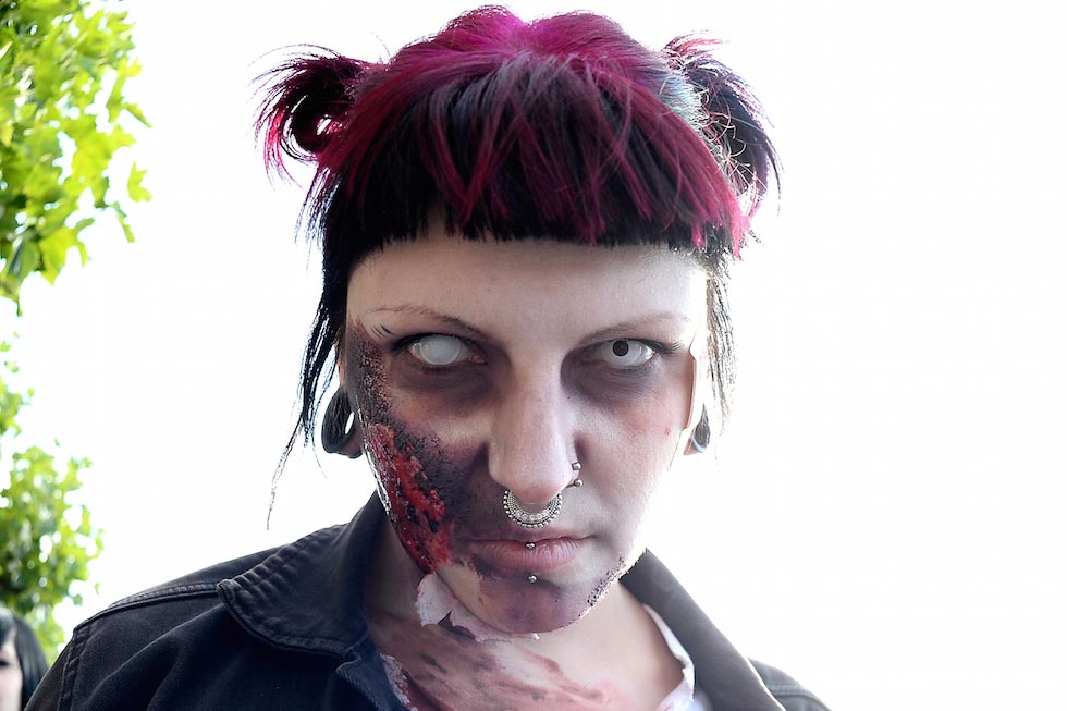 Мозгииии: по улицам Германии прошлось около сотни живых «мертвецов» в пугающих костюмах и жутком гриме зомби парад в Германии, Дюссельдорф зомби парад 2015, zombie walk 2015