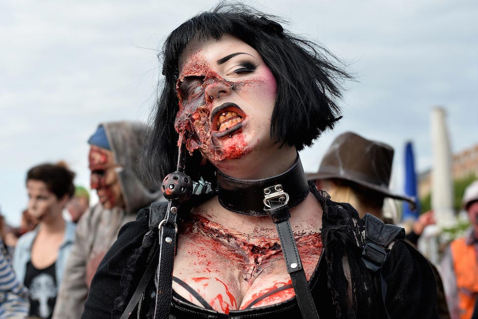 Мозгииии: по улицам Германии прошлось около сотни живых «мертвецов» в пугающих костюмах и жутком гриме зомби парад в Германии, Дюссельдорф зомби парад 2015, zombie walk 2015