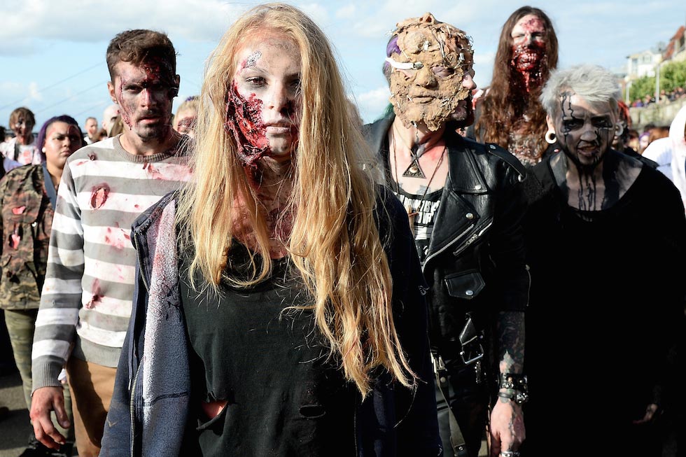 Мозгииии: по улицам Германии прошлось около сотни живых «мертвецов» в пугающих костюмах и жутком гриме зомби парад в Германии, Дюссельдорф зомби парад 2015, zombie walk 2015