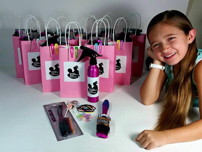 папа ведет курсы делать прически дочерям, папа одиночка ведет курсы прически дочерям