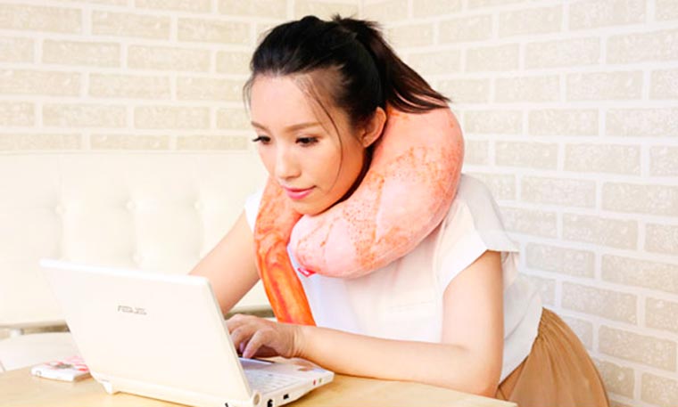 подушка в виде креветки, поспать на креветке