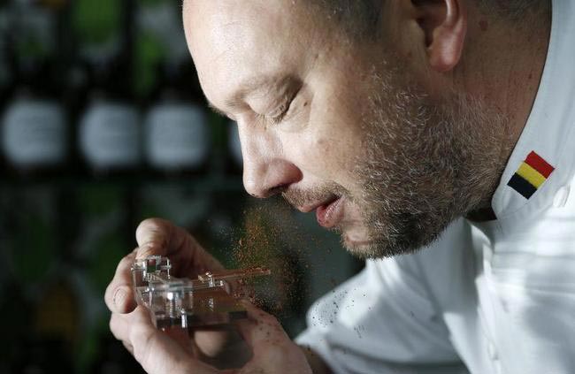 В нос мне какао: 25000 человек заплатили за устройство, выстреливающее какао в нос Доминик Персун, Dominique Persoone, Chocolate Shooter, вдыхать какао-порошок носом, устройство выстреливающее какао в нос, какая в нос