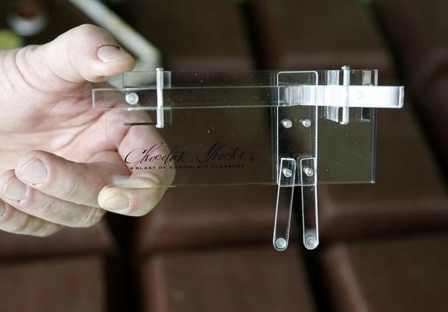 В нос мне какао: 25000 человек заплатили за устройство, выстреливающее какао в нос Доминик Персун, Dominique Persoone, Chocolate Shooter, вдыхать какао-порошок носом, устройство выстреливающее какао в нос, какая в нос