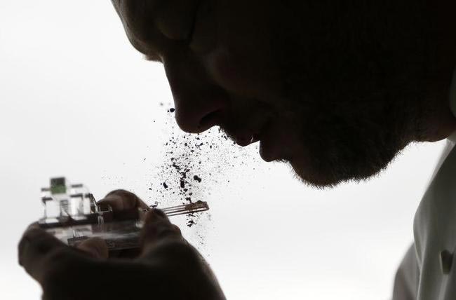 В нос мне какао: 25000 человек заплатили за устройство, выстреливающее какао в нос Доминик Персун, Dominique Persoone, Chocolate Shooter, вдыхать какао-порошок носом, устройство выстреливающее какао в нос, какая в нос