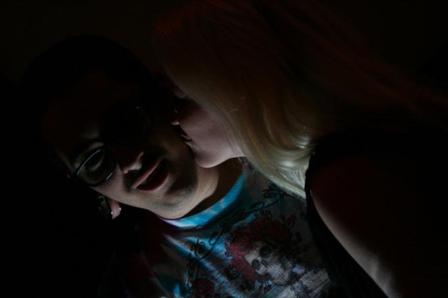 Фото в темноте парня и девушки