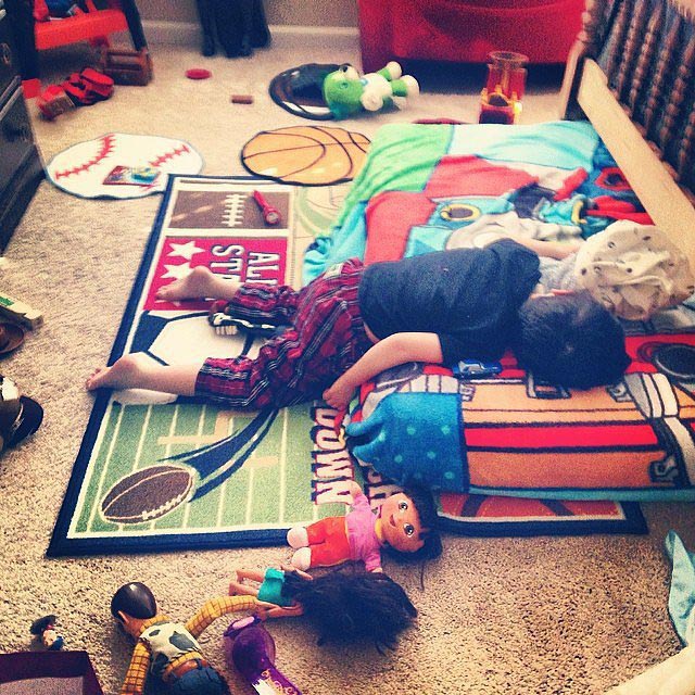 дети спят в необычных местах, дети спят в необычных позах, смешные спящие дети