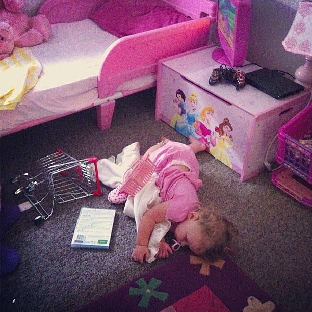 дети спят в необычных местах, дети спят в необычных позах, смешные спящие дети