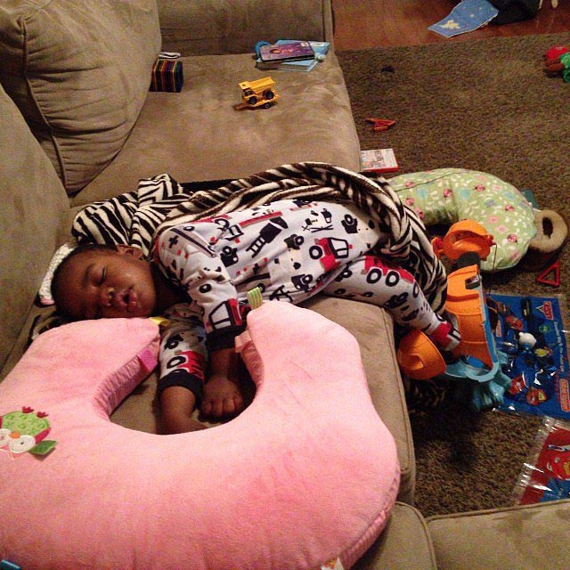 дети спят в необычных местах, дети спят в необычных позах, смешные спящие дети