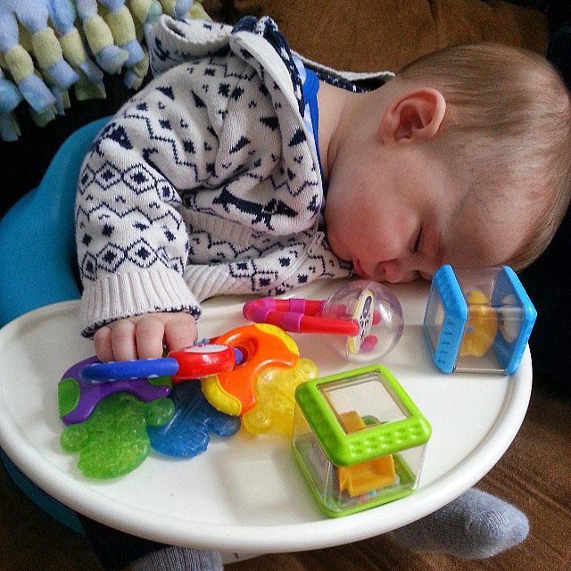 дети спят в необычных местах, дети спят в необычных позах, смешные спящие дети