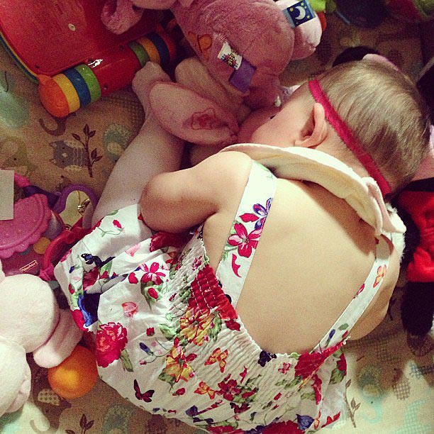 дети спят в необычных местах, дети спят в необычных позах, смешные спящие дети