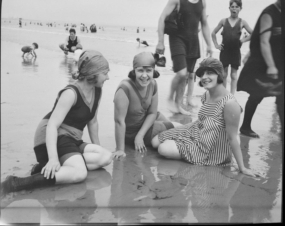 Женщины В Годах На Пляже Фото