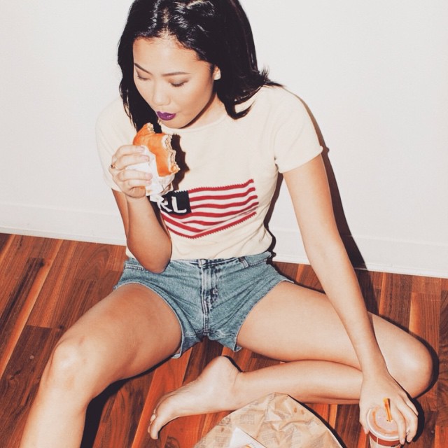 Girls with gluten, девушки едят сладости, девушки едят жирную пищу, девушки и глютен 