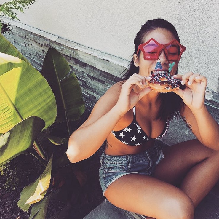 Girls with gluten, девушки едят сладости, девушки едят жирную пищу, девушки и глютен 