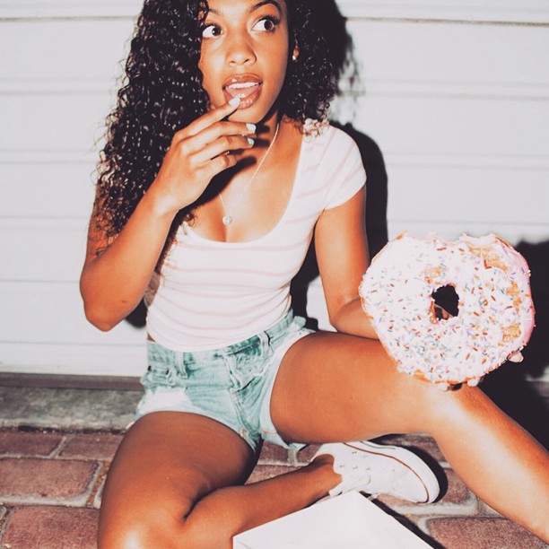 Girls with gluten, девушки едят сладости, девушки едят жирную пищу, девушки и глютен 