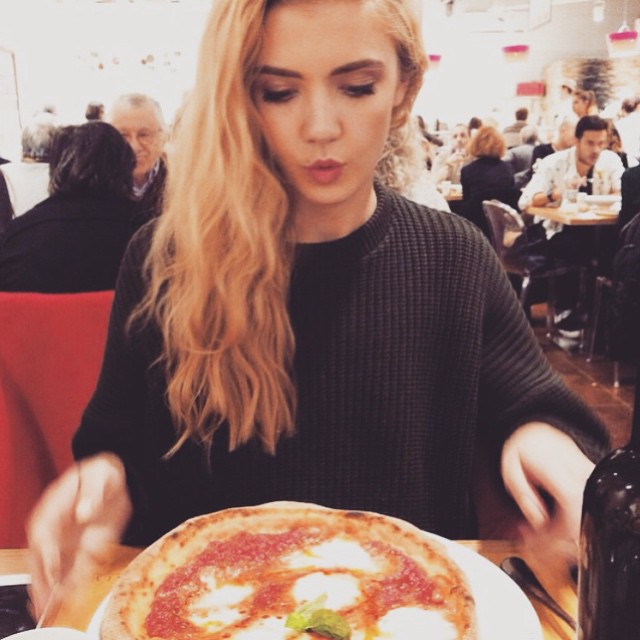 Girls with gluten, девушки едят сладости, девушки едят жирную пищу, девушки и глютен 