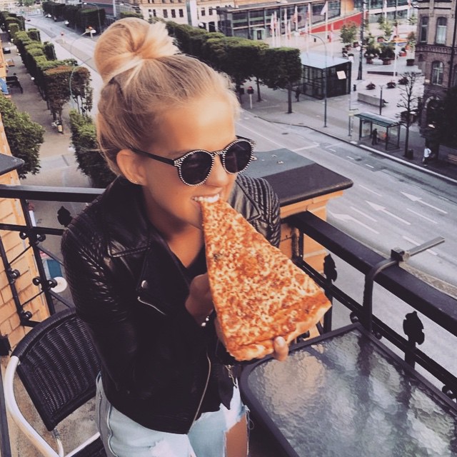 Girls with gluten, девушки едят сладости, девушки едят жирную пищу, девушки и глютен 