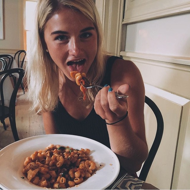 Girls with gluten, девушки едят сладости, девушки едят жирную пищу, девушки и глютен 