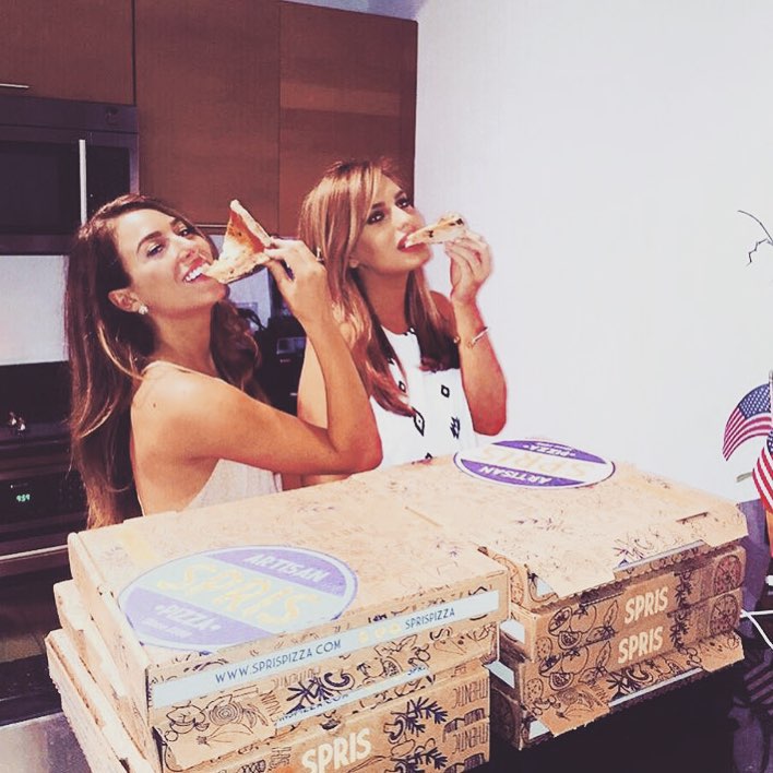 Girls with gluten, девушки едят сладости, девушки едят жирную пищу, девушки и глютен 