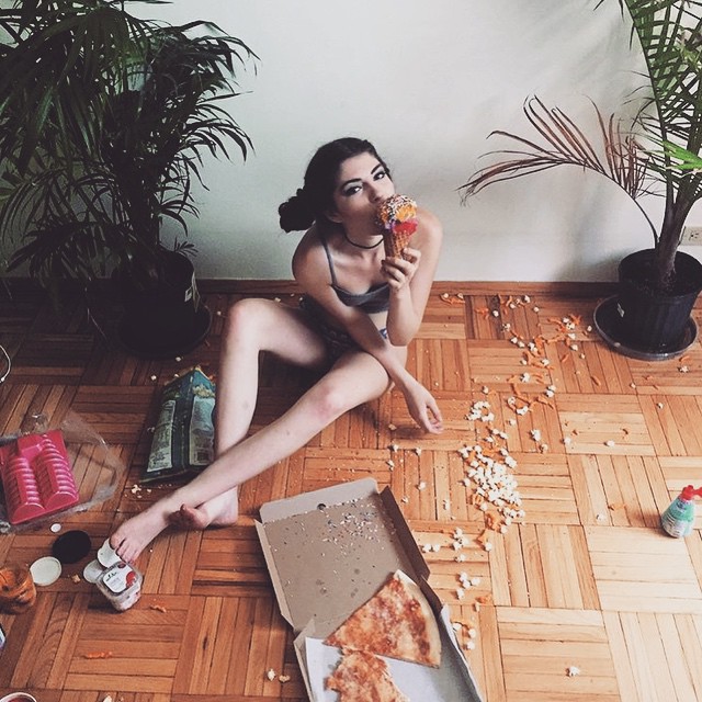 Girls with gluten, девушки едят сладости, девушки едят жирную пищу, девушки и глютен 