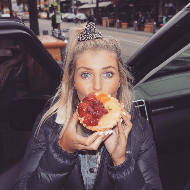 Girls with gluten, девушки едят сладости, девушки едят жирную пищу, девушки и глютен 