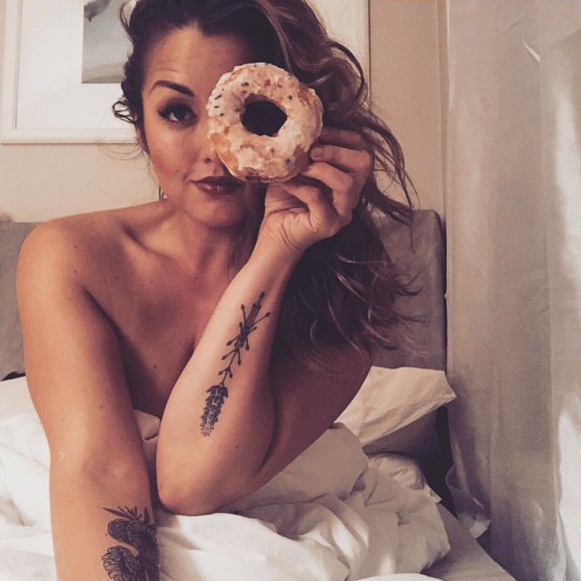 Girls with gluten, девушки едят сладости, девушки едят жирную пищу, девушки и глютен 