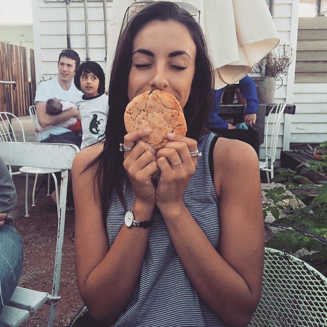 Girls with gluten, девушки едят сладости, девушки едят жирную пищу, девушки и глютен 