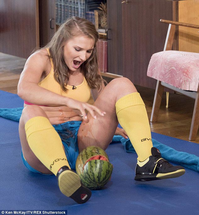 Мощь бёдер: Ольга Лящук поразила зрителей, раздавив бёдрами 3 арбуза за 14 секунд Мощь бёдер, Ольга Лящук,Ольга Лящук раздавила арбузы бедрами, раздавила арбузы бёдрами