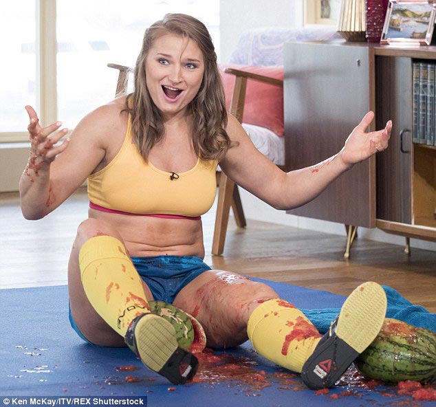 Мощь бёдер: Ольга Лящук поразила зрителей, раздавив бёдрами 3 арбуза за 14 секунд Мощь бёдер, Ольга Лящук,Ольга Лящук раздавила арбузы бедрами, раздавила арбузы бёдрами