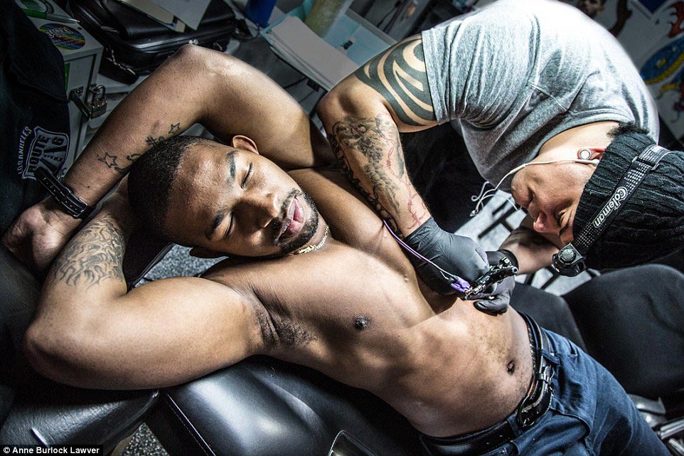 процесс нанесения татуировки, Энн Бэлок Лавэр, Anne Burlock Lawver Indelible