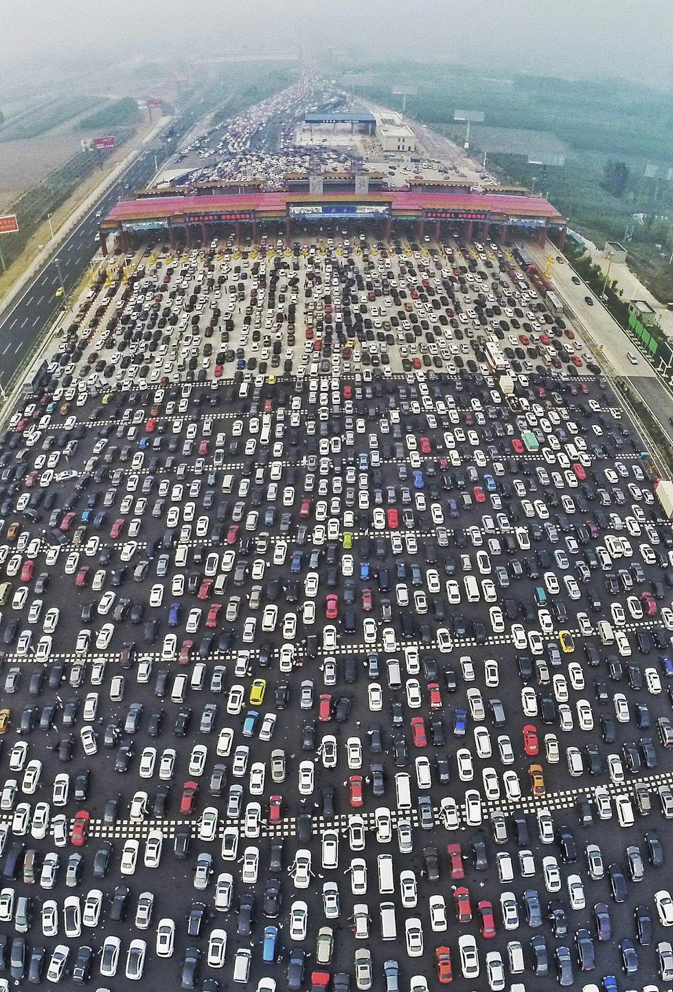 гигантская пробка в Китае, пробка в Китае 50 полос, пробка шириной в 50 полос