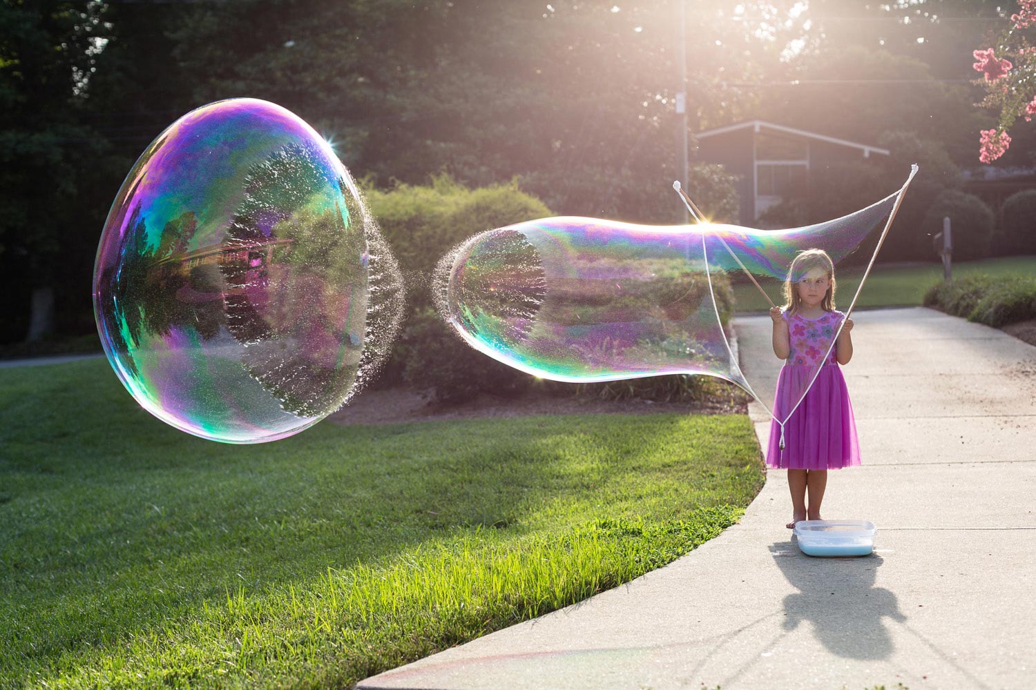 Покажи картинку пузыри. Мыльные пузыри. Гигантские мыльные пузыри. Самые большие мыльные пузыри. Надувает мыльные пузыри.