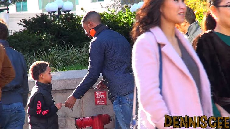 мальчик просил взрослых закурить, социальный эксперимент мальчик курить