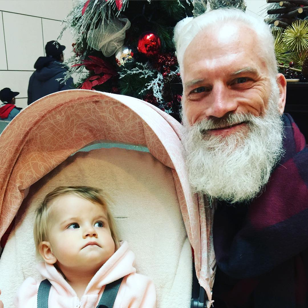 модный бородатый Санта,  Пол Мейсон,  Paul Mason