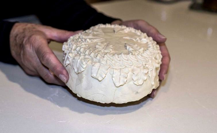 Мужчина нашел 100-летний свадебный торт своих бабушки и дедушки, во время уборки в гараже нашел столетний свадебный торт, нашел 100-летний свадебный торт, Рональд Уорнингер, Ronald Warninger