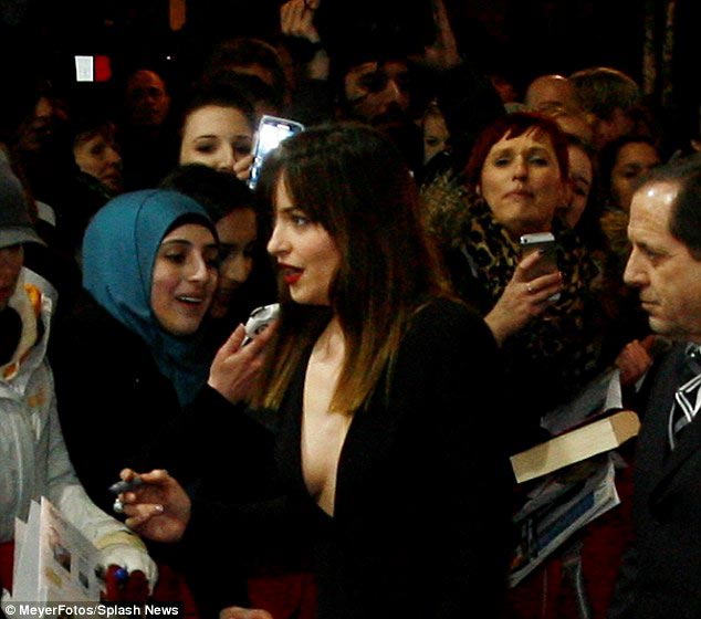 премьера фильма 50 оттенков серого, платье Дакоты Джонсон на премьере фильма, откровенное платье Дакоты Джонсон, сексуальное платье Дакоты Джонсон